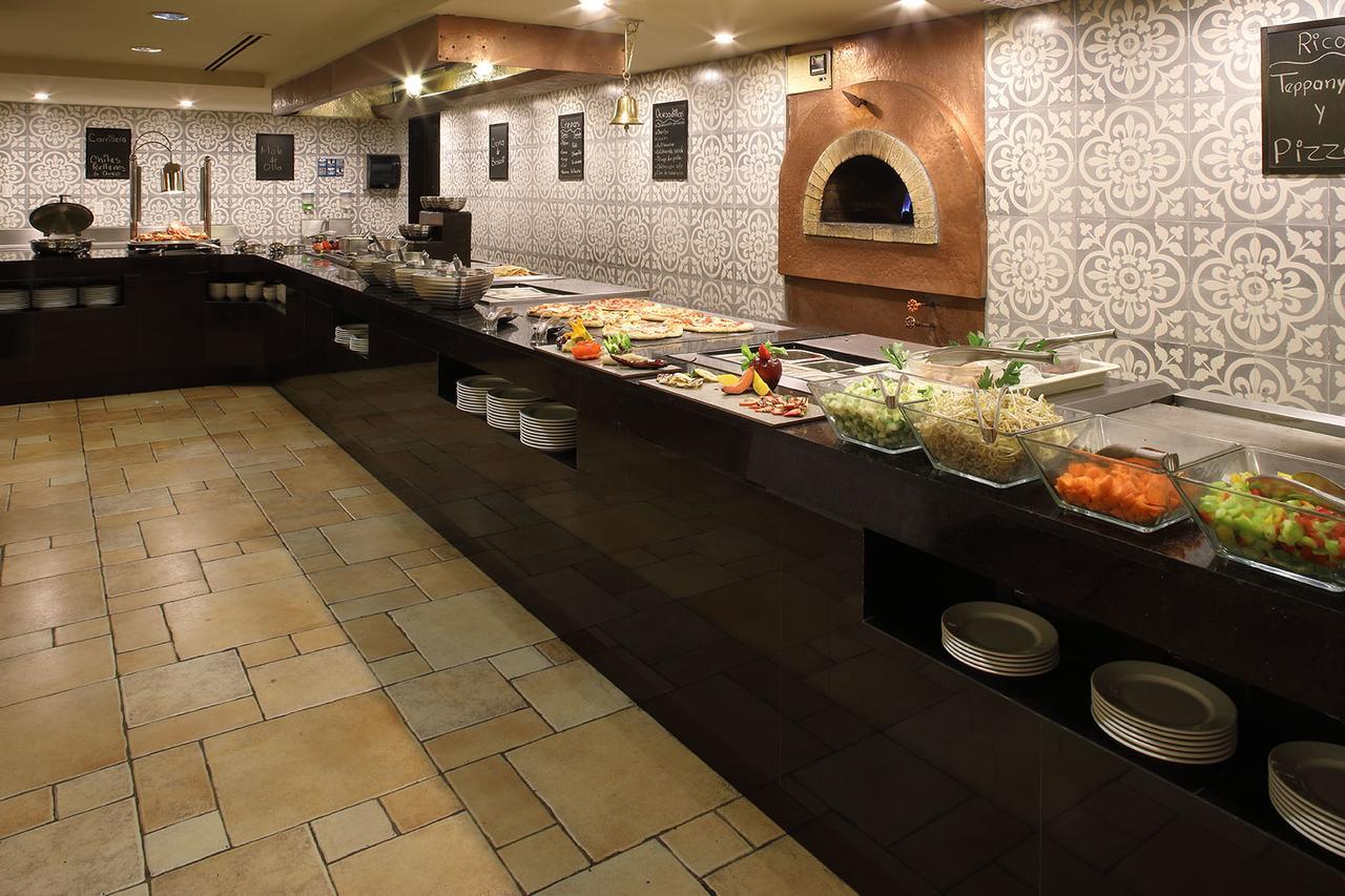 Emporio Reforma Otel Meksika Dış mekan fotoğraf A buffet at a restaurant