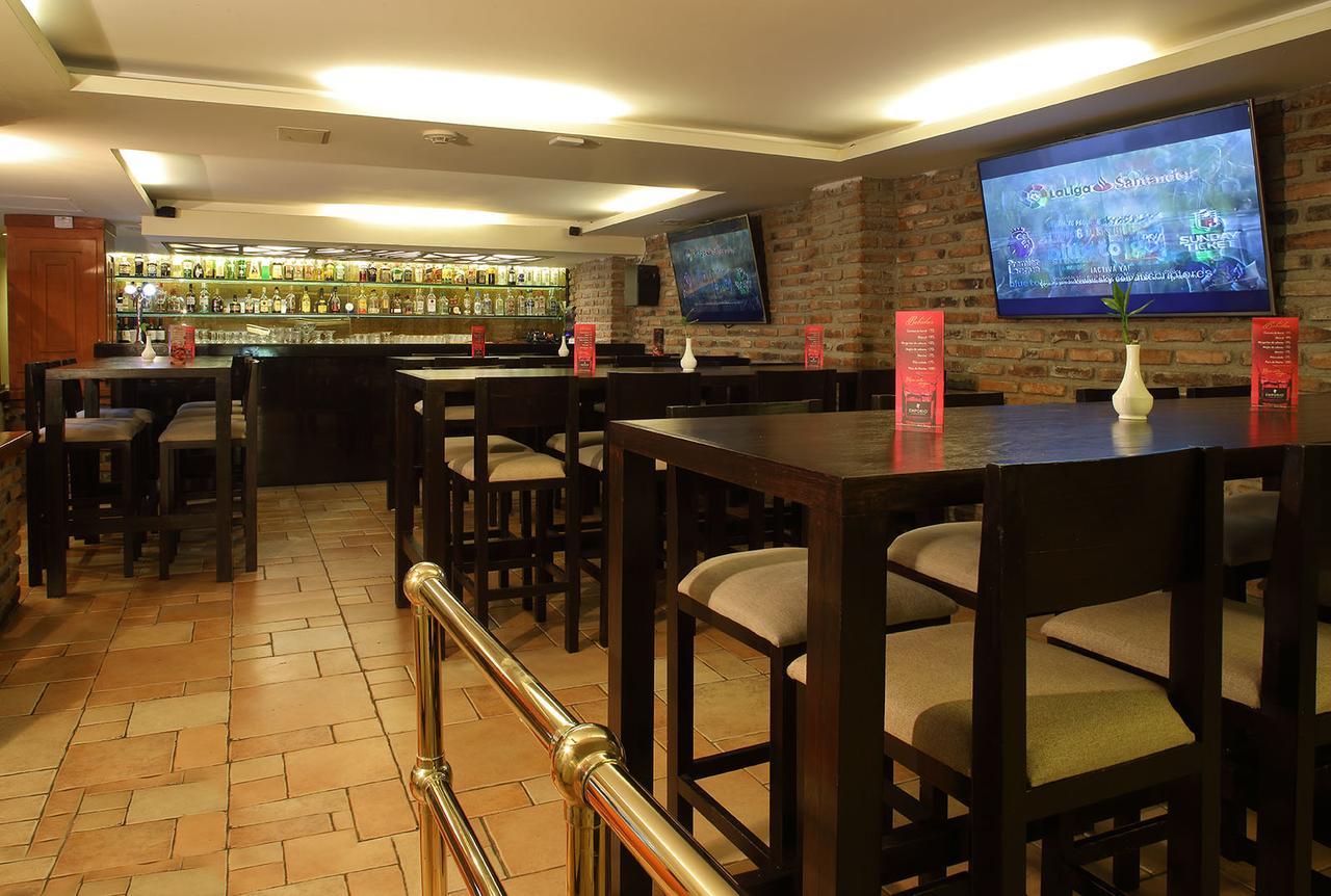 Emporio Reforma Otel Meksika Dış mekan fotoğraf The interior of a sports bar in Warsaw, Poland