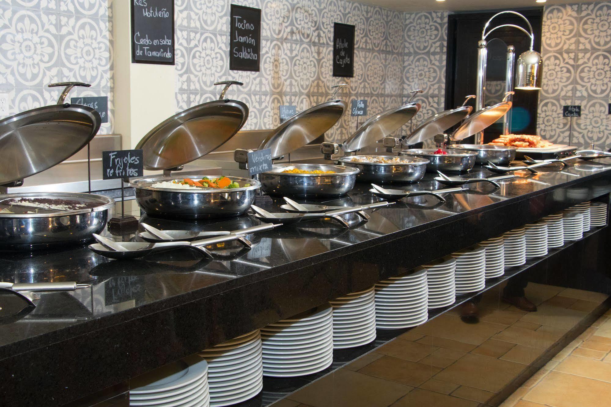 Emporio Reforma Otel Meksika Dış mekan fotoğraf A buffet at a hotel