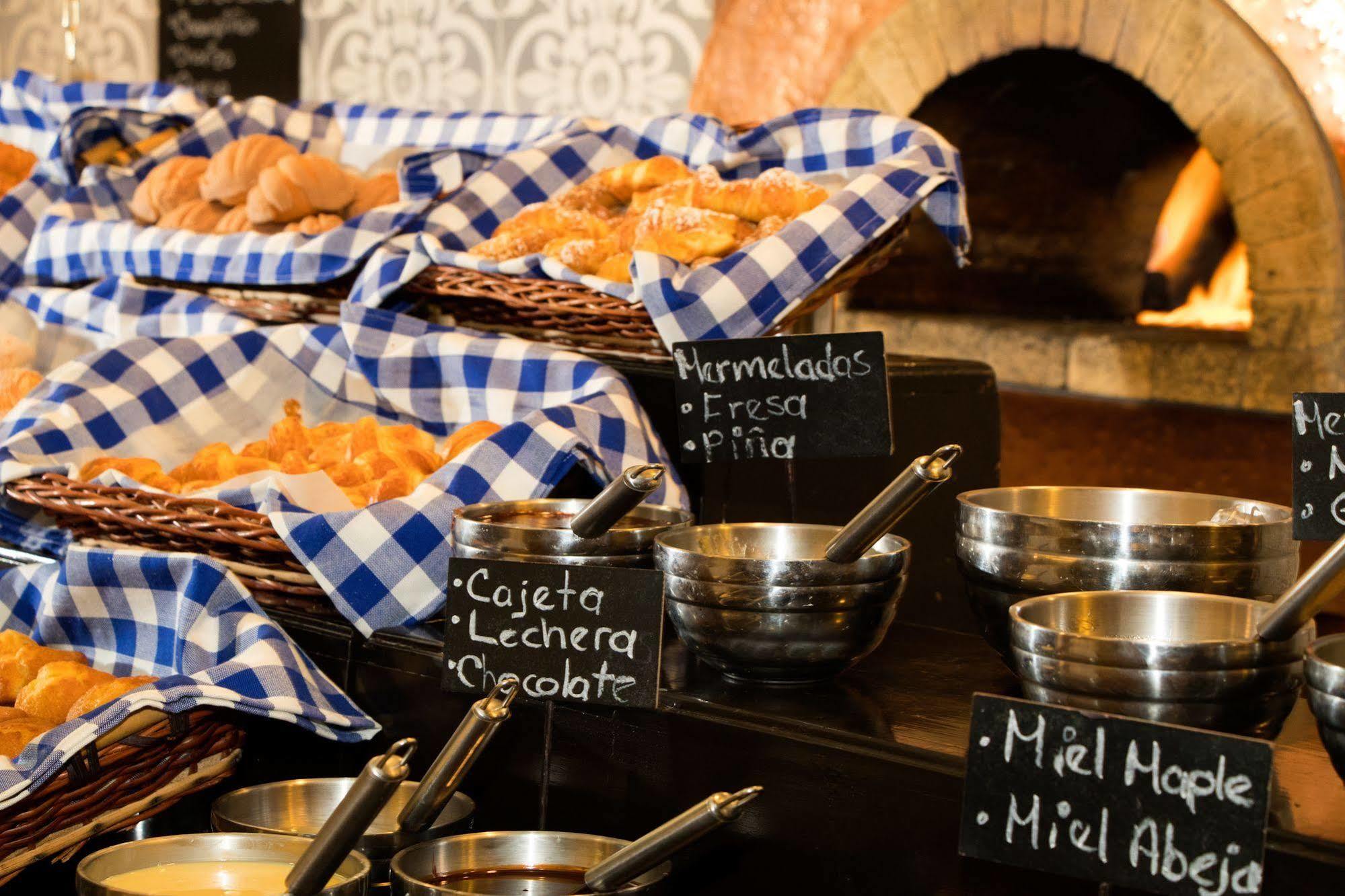Emporio Reforma Otel Meksika Dış mekan fotoğraf A selection of Spanish tapas